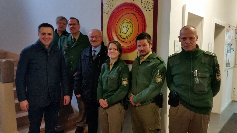 Die Abgeordneten Andreas Schalk (1.v.l.) und Jrgen Stbel (4.v.l.) zusammen mit Angehrigen der Polizeiinspektion Heilbronn und Leiter Helmut Gollrad (3.v.l.)