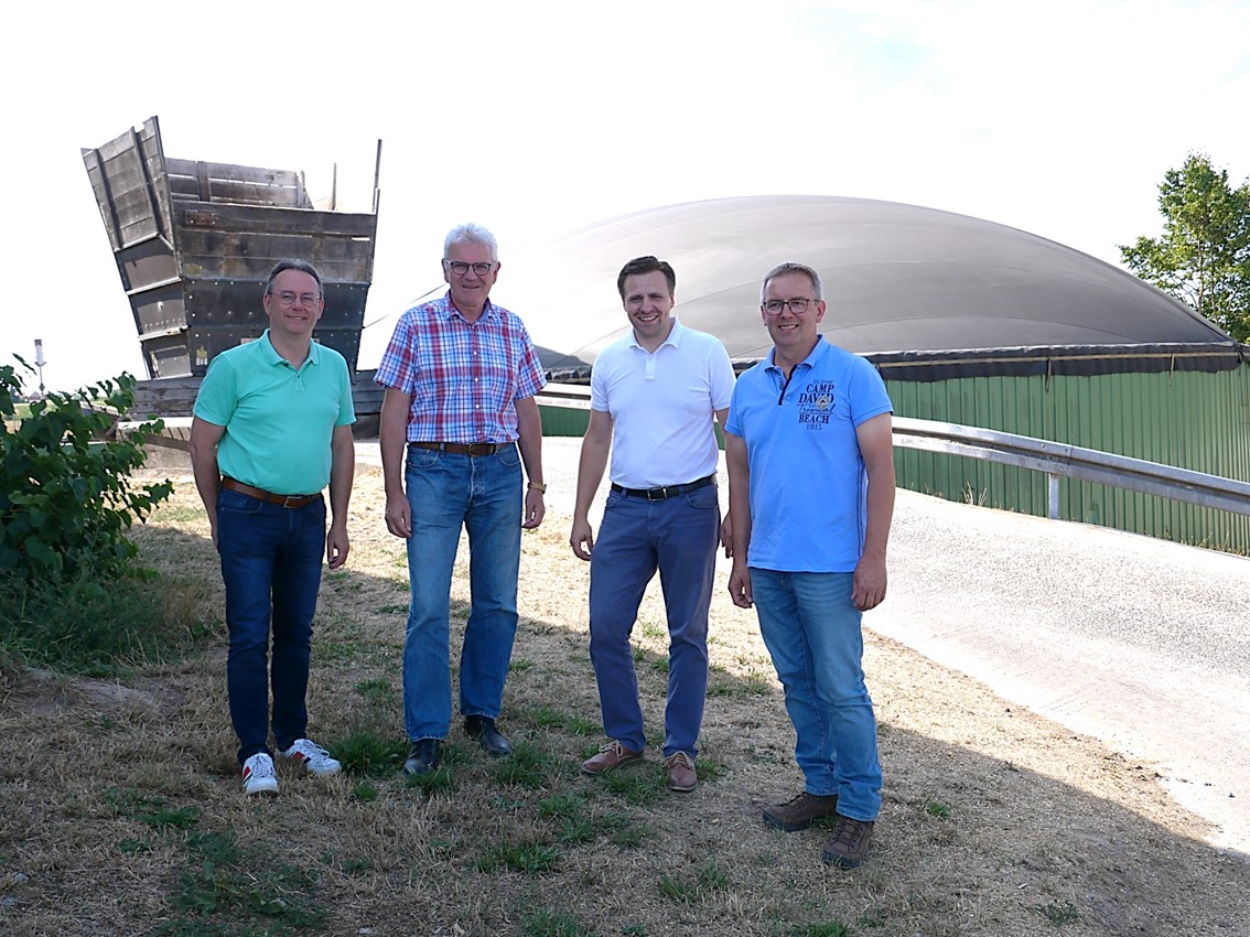 V.l.n.r.: Bezirksrat Herbert Lindrfer, MdB Artur Auernhammer, MdL Andreas Schalk und Landwirt Jrgen Schwab.