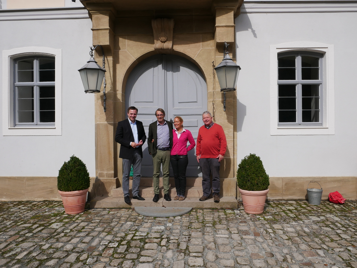 Die beiden Landtagsabgeordneten Andreas Schalk (l.) und Arnulf Frhr. von Eyb (r.) zusammen mit dem gastgebenden Ehepaar Markus Frhr. von Eyb und Leonie Frfr. von Eyb.