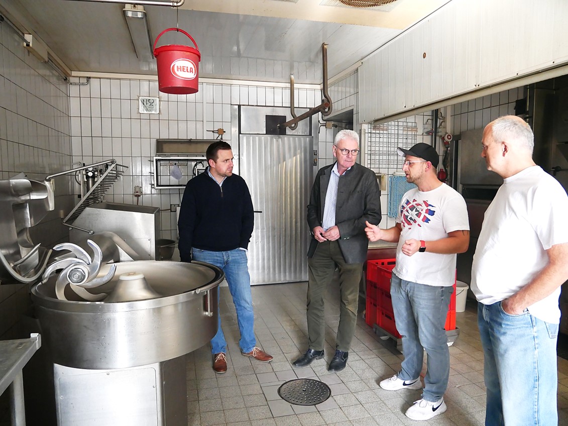 V.l.n.r.: Andreas Schalk (MdL), Artur Auernhammer (MdB), Rainer Holch und Werner Vlklein im Austausch ber Produktion und Vertrieb im lebensmittelverarbeitenden Handwerk.