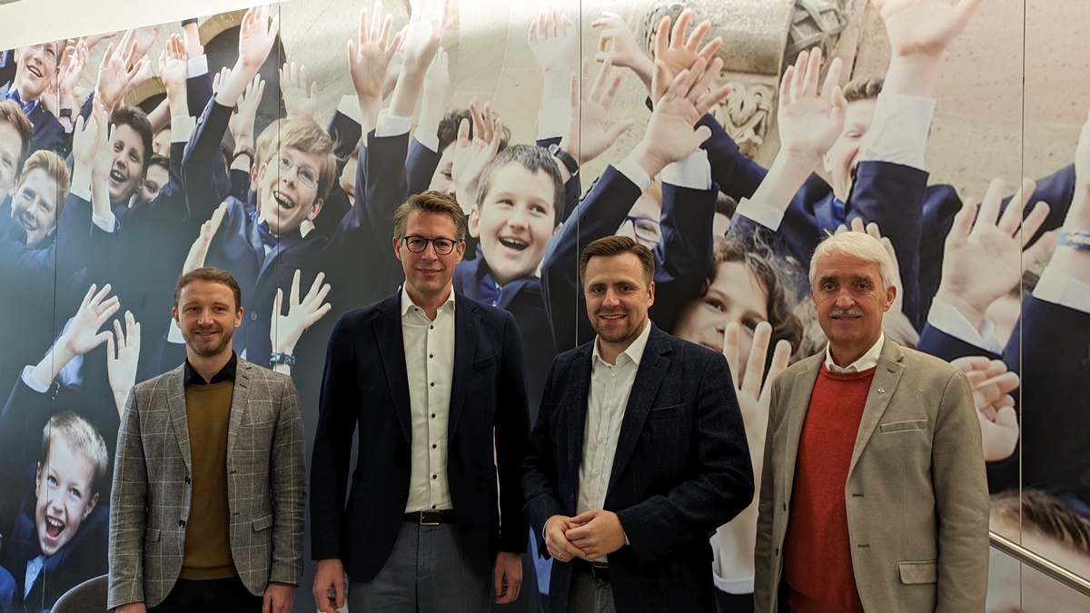 Hilfe fr den Windsbacher Knabenchor zugesagt: Der Staatsminister fr Wissenschaft und Kunst Markus Blume (2.v.l.) mit dem neuen knstlerischen Leiter Ludwig Bhme (l.), Internatsdirektor Pfarrer Bernd Tpfer (r.) sowie MdL Andreas Schalk